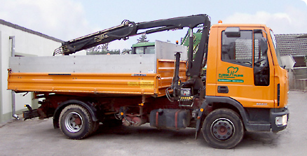 LKW mit Baumaschine